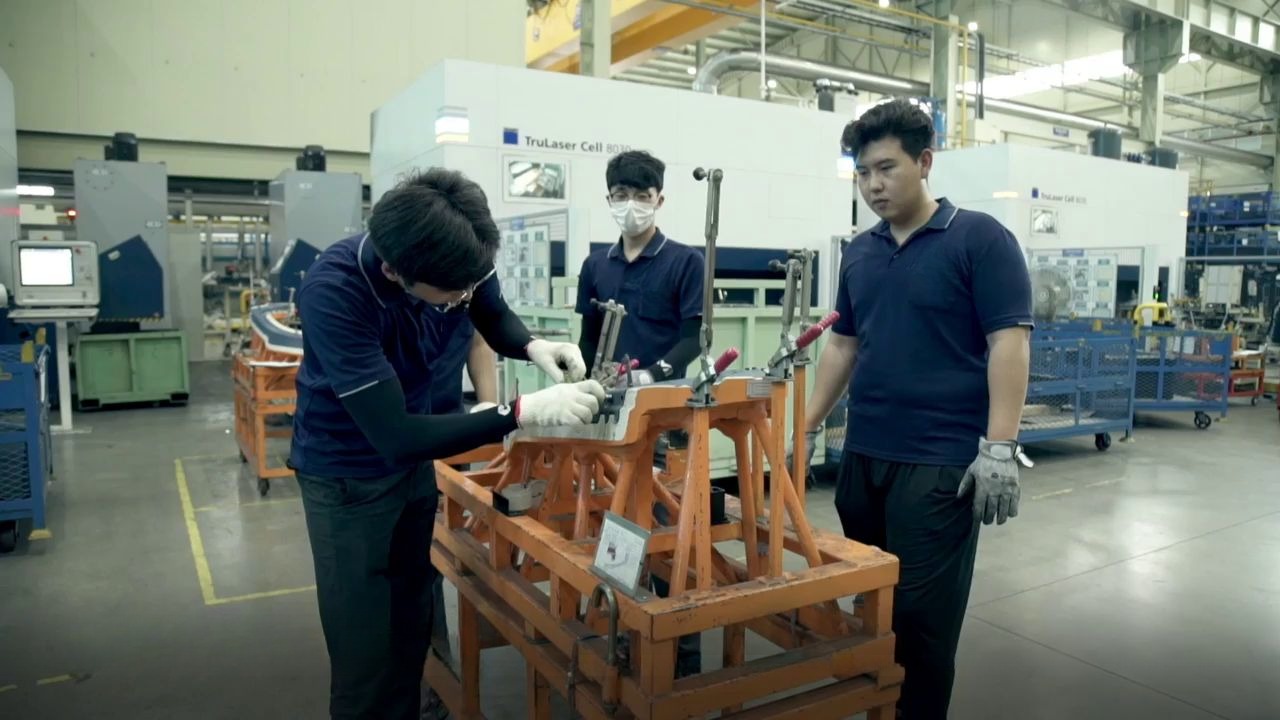 레이저 전용 검사구로 부품의 홀·정도를 검사하는 모습